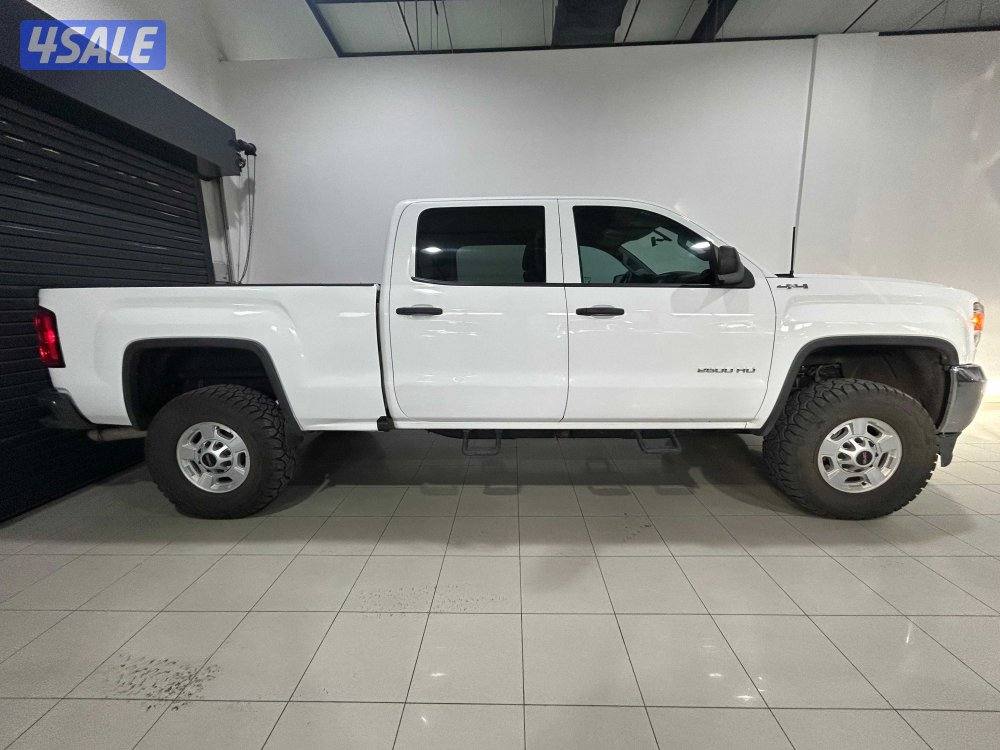 GMC Sierra 2500HD Crew Cab0