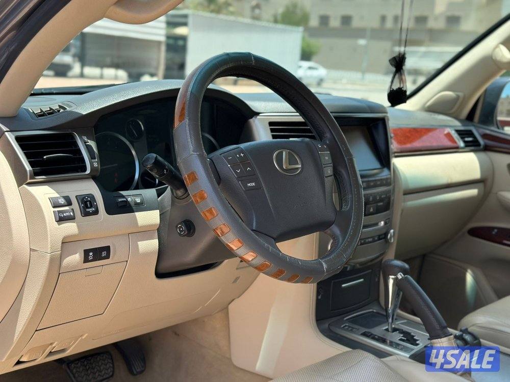 لكزس LX570
 سلندر 8
عداد : 123 الف وارد الساير8