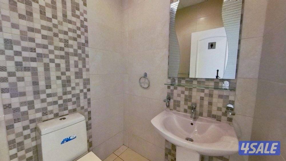 متوفر دور تجاري في برج كتير راقي بموقع متميز بالقبلة المساحة ١٣٠5