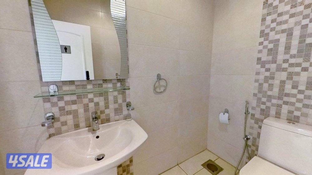 متوفر دور تجاري في برج كتير راقي بموقع متميز بالقبلة المساحة ١٣٠7