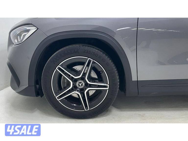 Mercedes-Benz GLA8