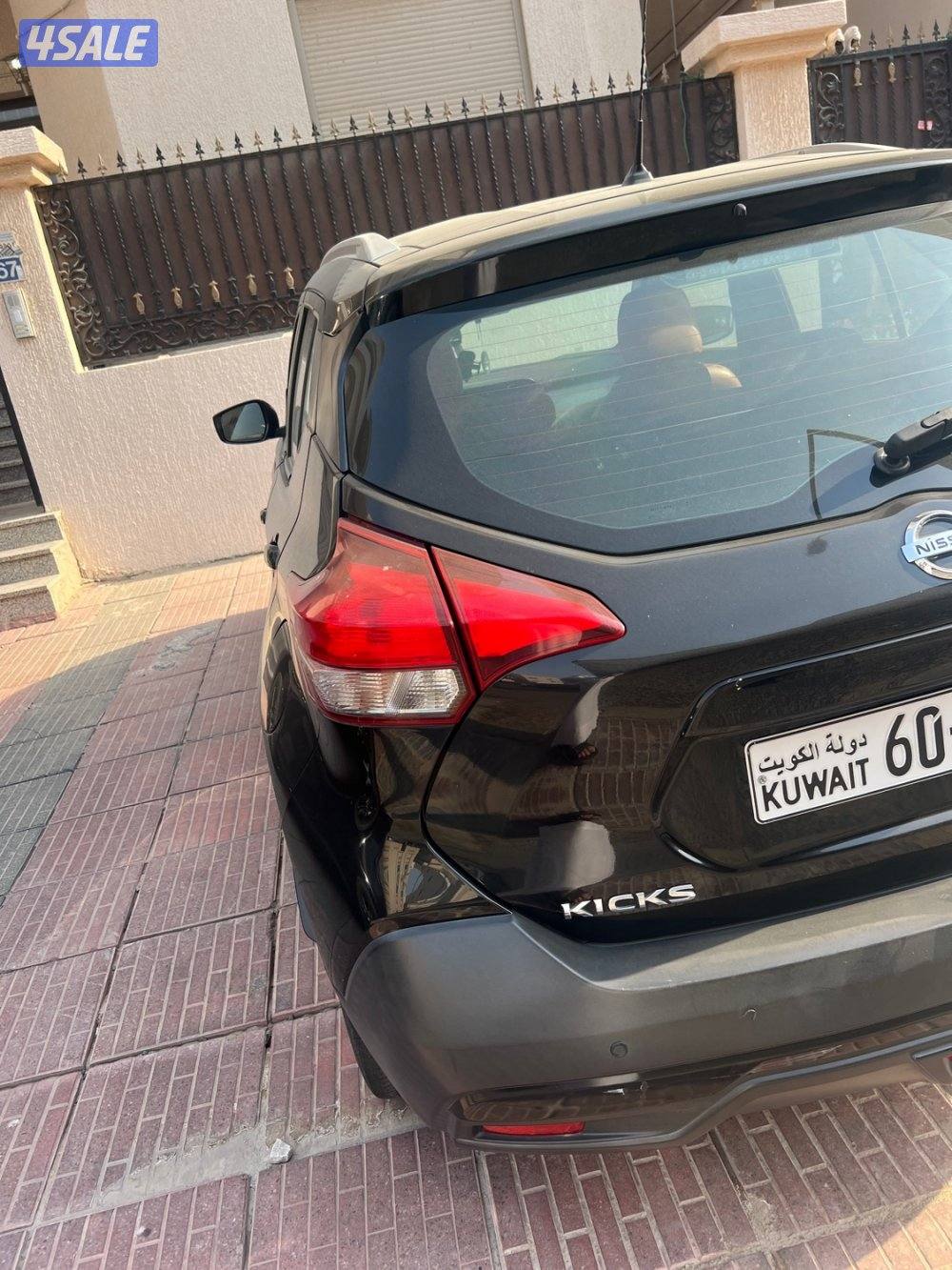 للبيع نيسان كيكس موديل 20 ماشية ٩٨الف استعمال سيدة على يدها من الوكالة0