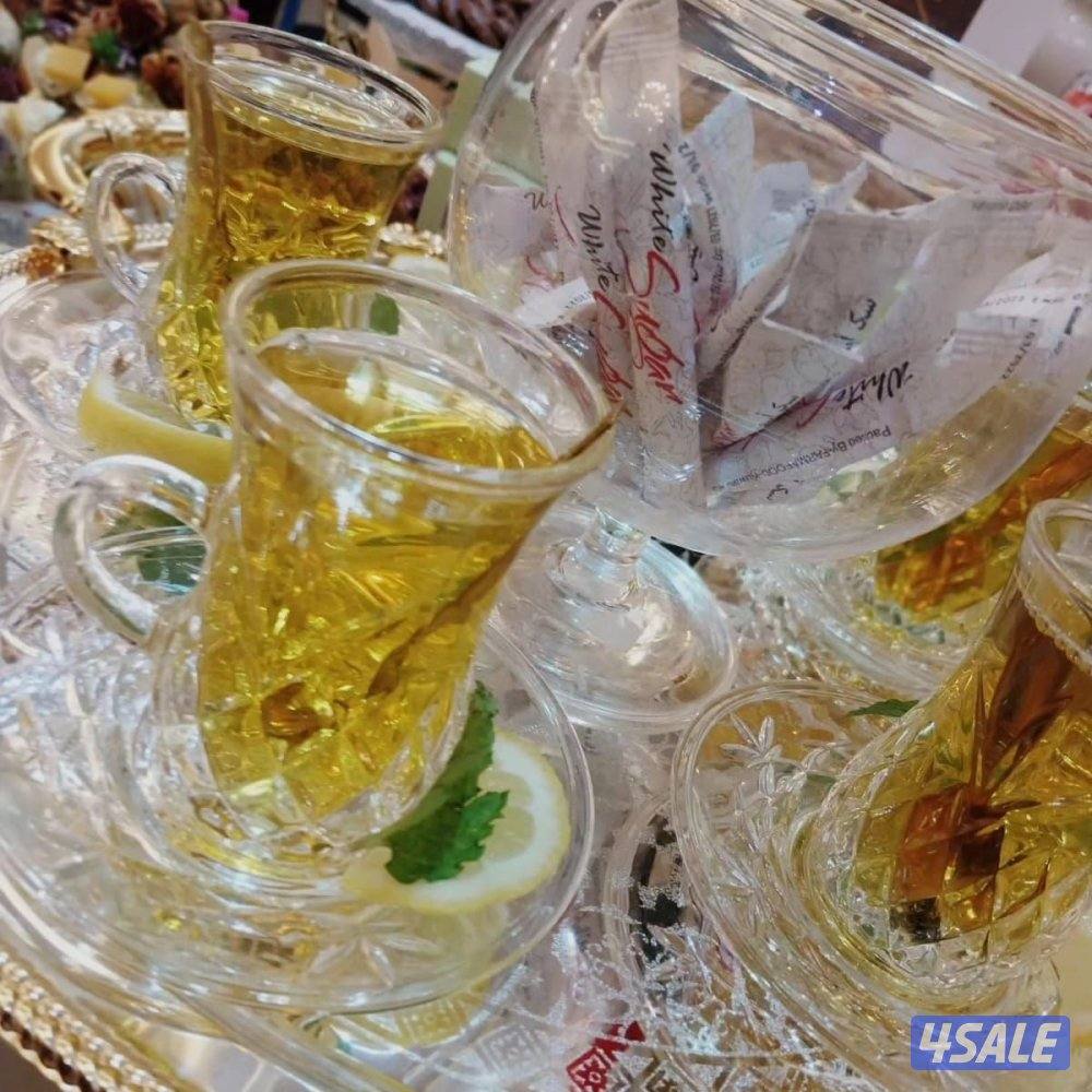 خدمه ضيافة رجال ونساء وطاولات وكراسي2