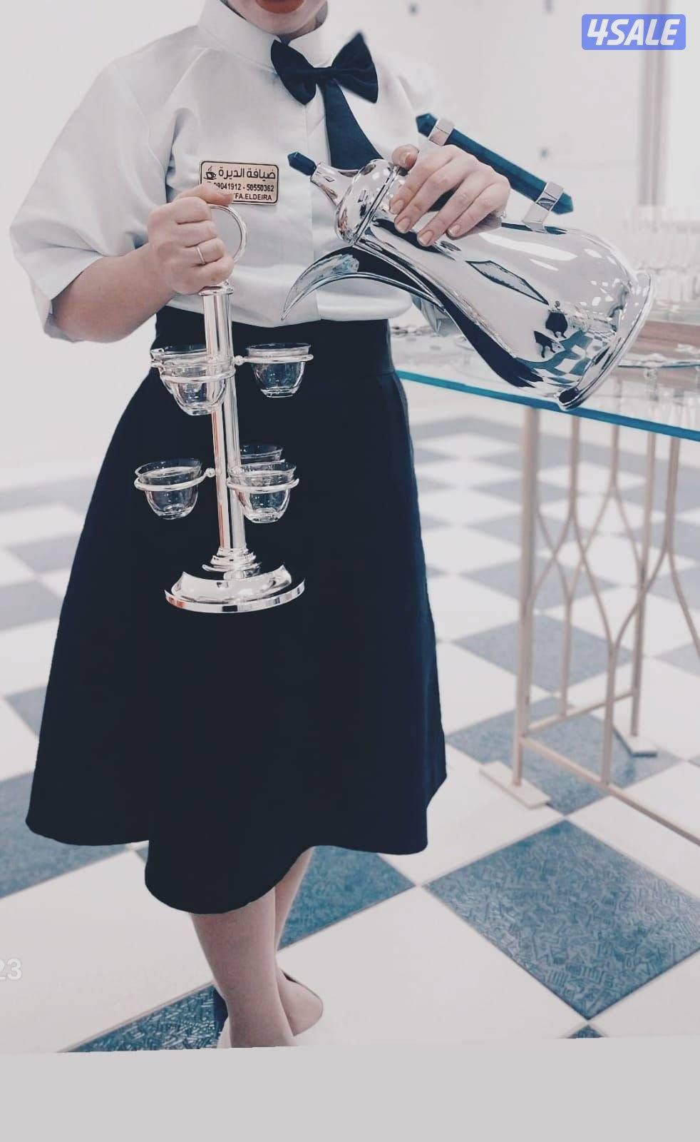 خدمه ضيافة رجال ونساء وطاولات وكراسي3