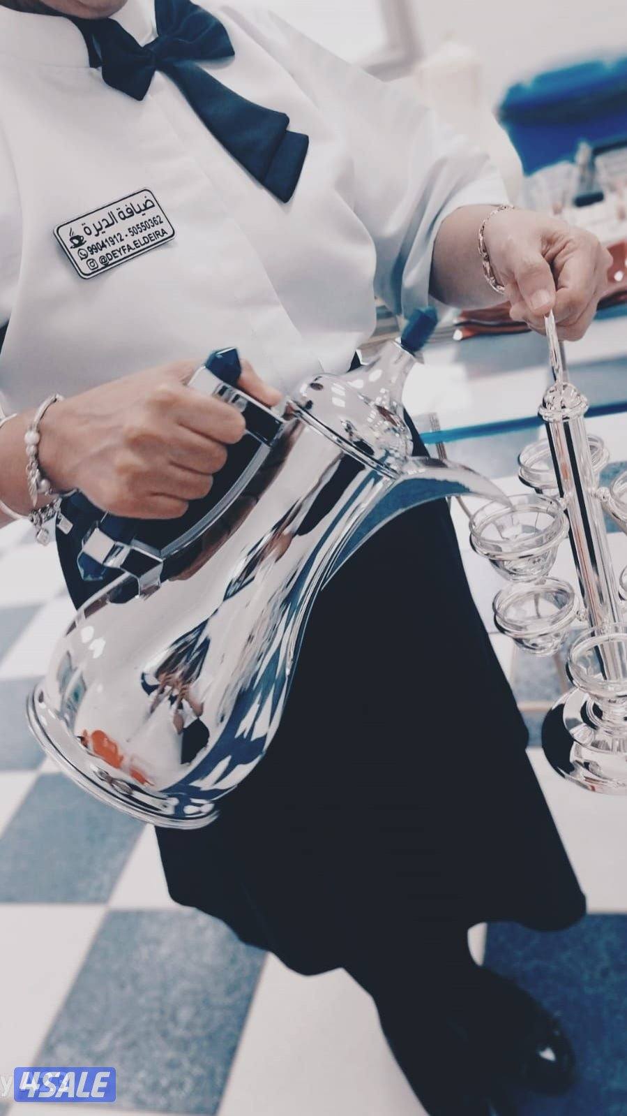 خدمه ضيافة رجال ونساء وطاولات وكراسي4