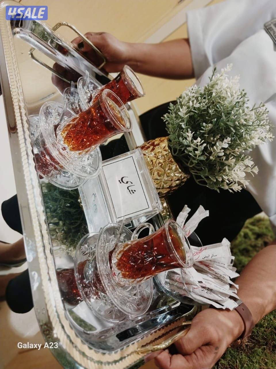 خدمه ضيافة رجال ونساء وطاولات وكراسي6