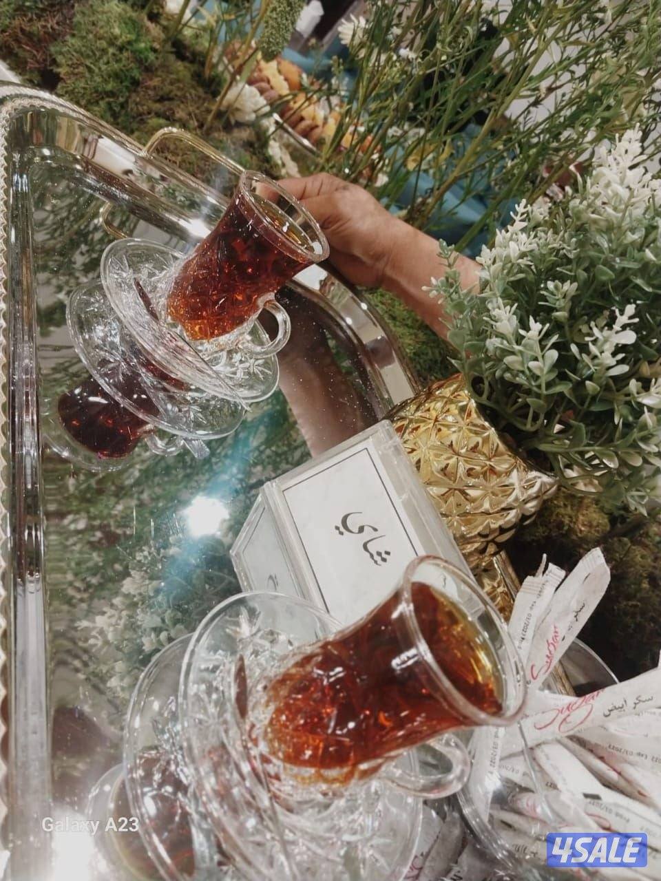 خدمه ضيافة رجال ونساء وطاولات وكراسي7