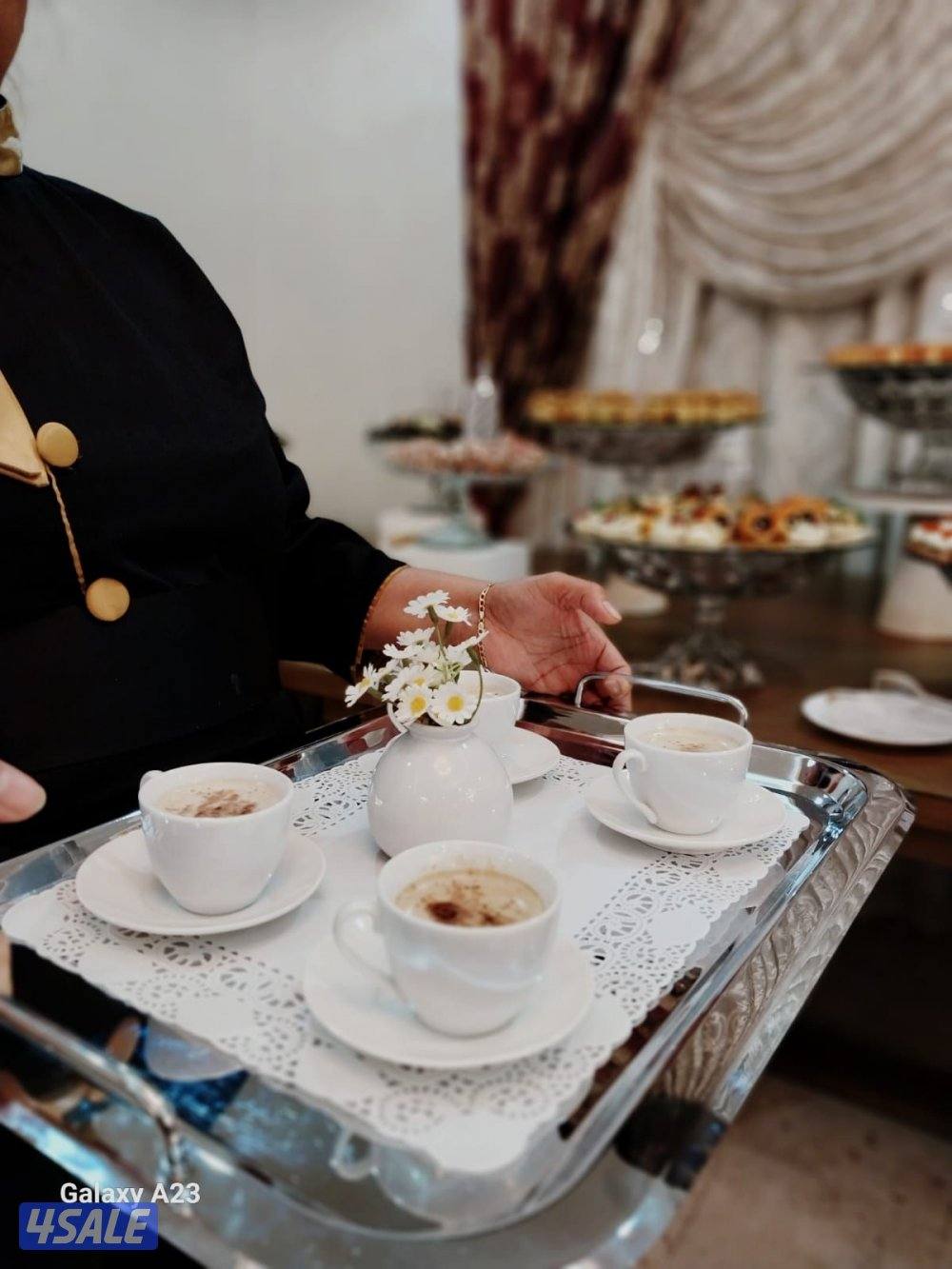 خدمه ضيافة رجال ونساء وطاولات وكراسي8