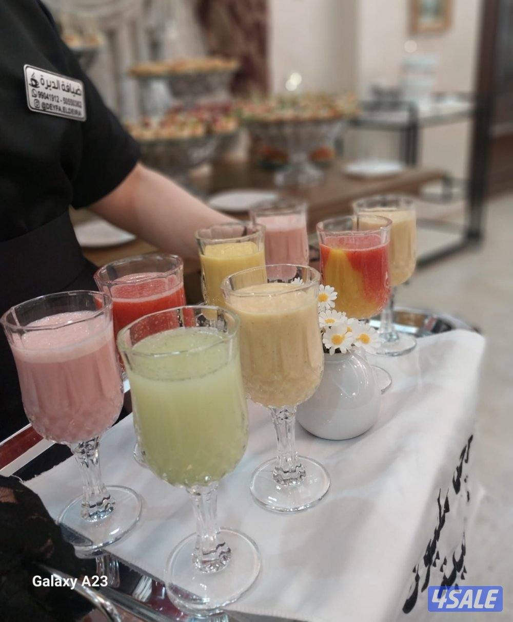 خدمه ضيافة رجال ونساء وطاولات وكراسي10