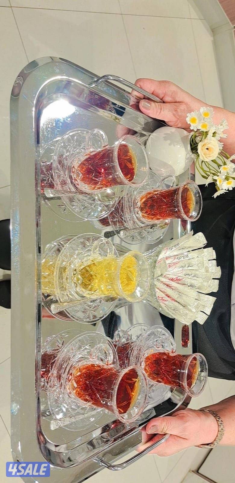 خدمه ضيافة رجال ونساء وطاولات وكراسي12