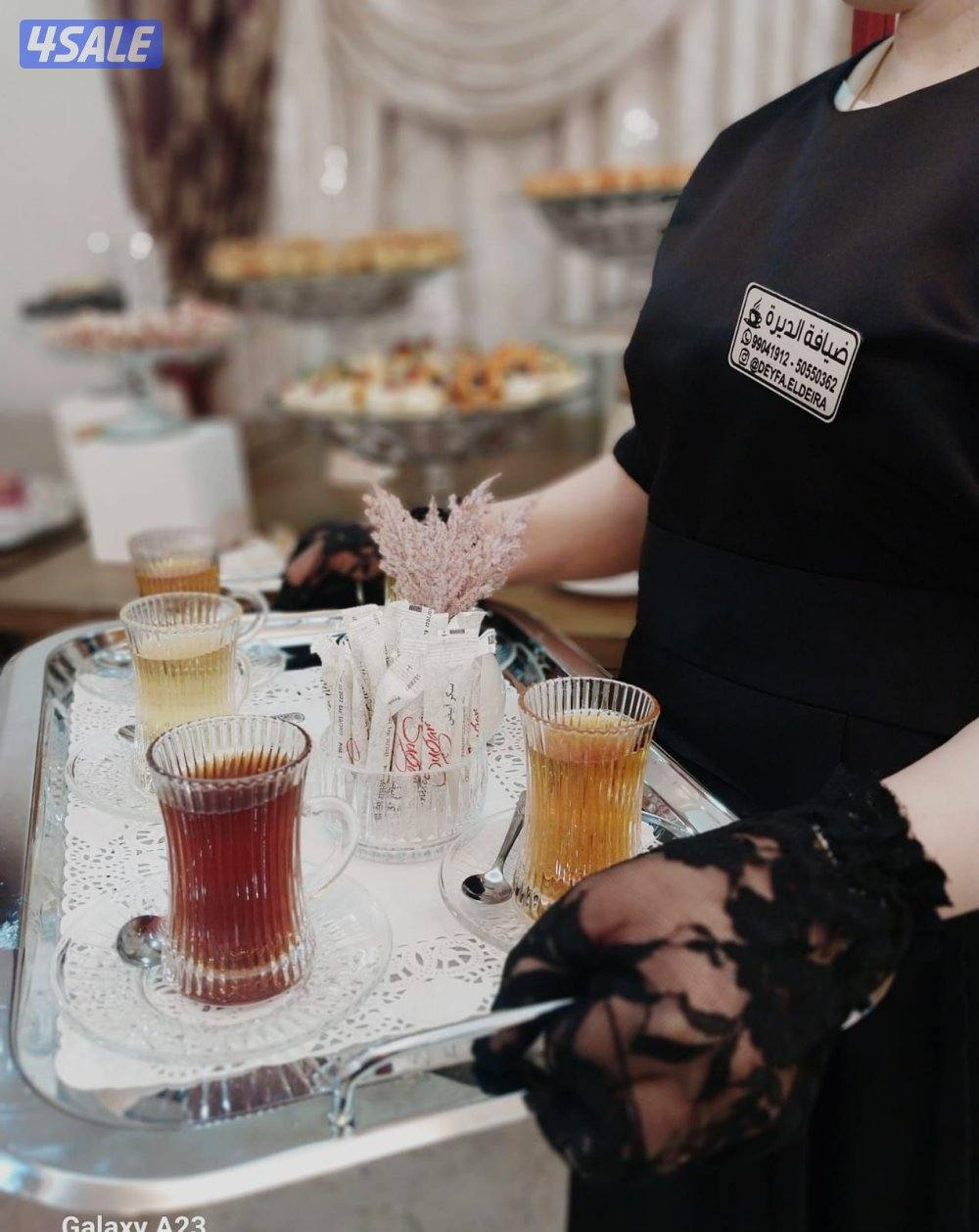 خدمه ضيافة رجال ونساء وطاولات وكراسي11