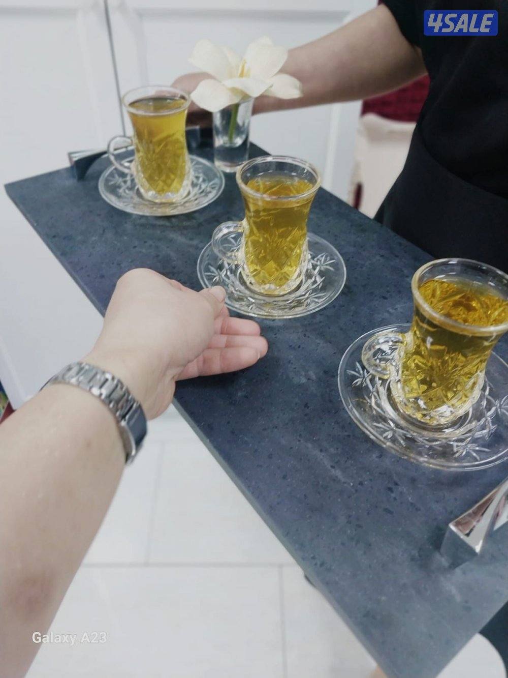 خدمه ضيافة رجال ونساء وطاولات وكراسي13