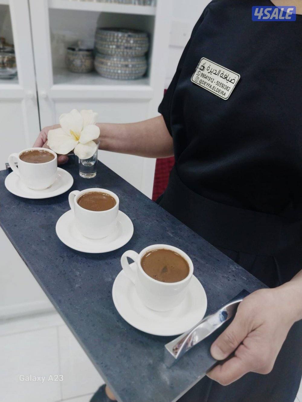 خدمه ضيافة رجال ونساء وطاولات وكراسي14