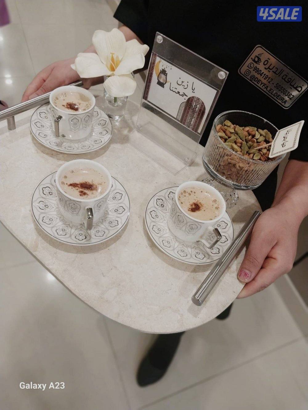 خدمه ضيافة رجال ونساء وطاولات وكراسي15