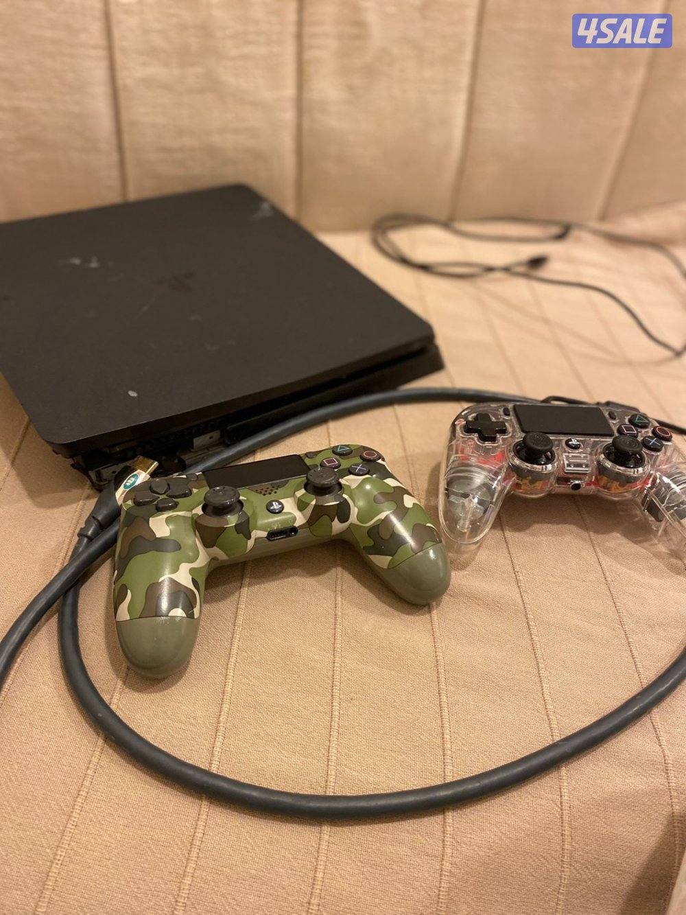للبيع بلايستيشن 4 مع يدتين وشريط فيفا0