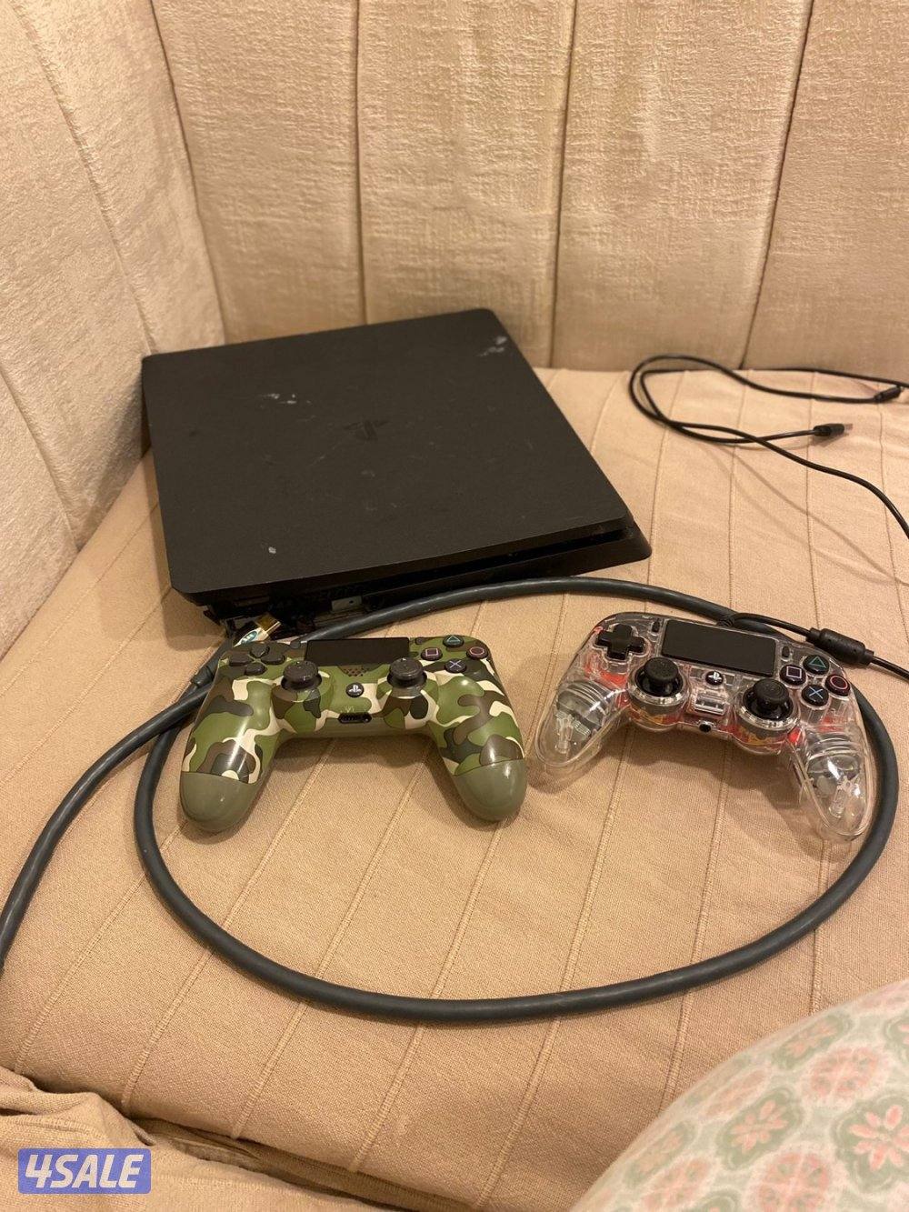 للبيع بلايستيشن 4 مع يدتين وشريط فيفا1