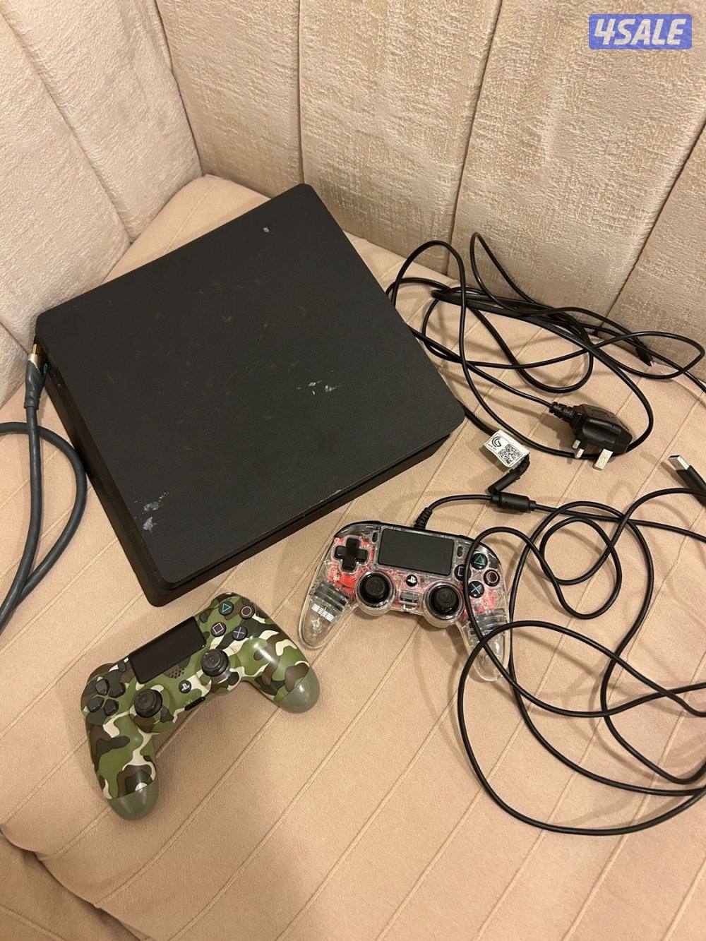 للبيع بلايستيشن 4 مع يدتين وشريط فيفا2