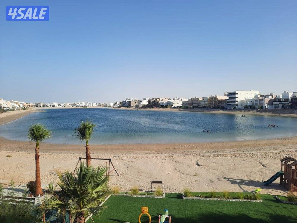 شاليه للايجار بصباح الأحمد صف اول حمام سباحة 6 غرف حديقة3