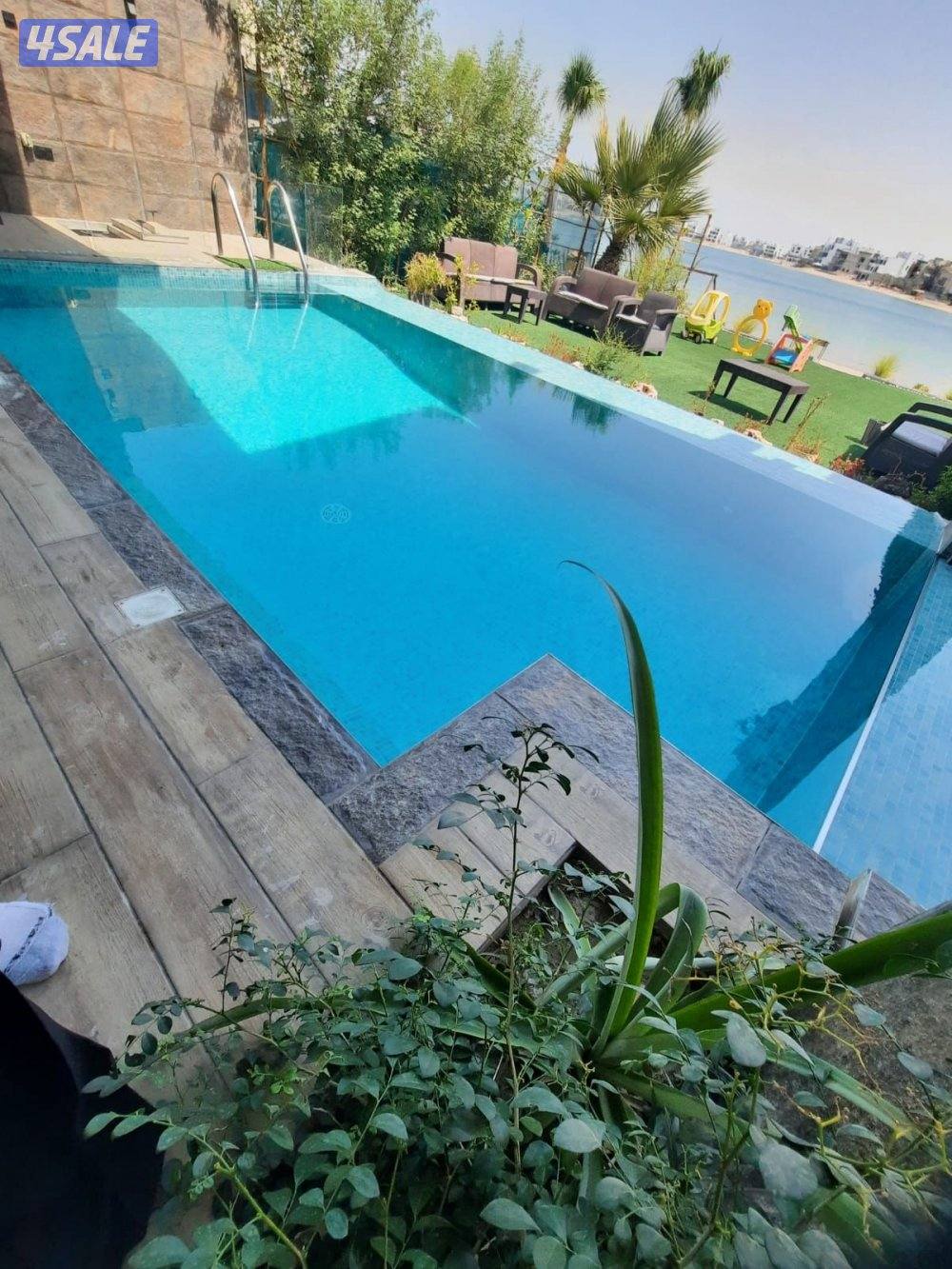 شاليه للايجار بصباح الأحمد صف اول حمام سباحة 6 غرف حديقة5