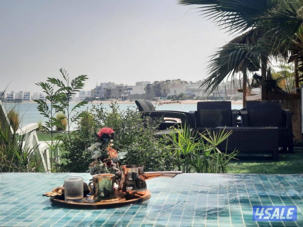 شاليه للايجار بصباح الأحمد صف اول حمام سباحة 6 غرف حديقة7