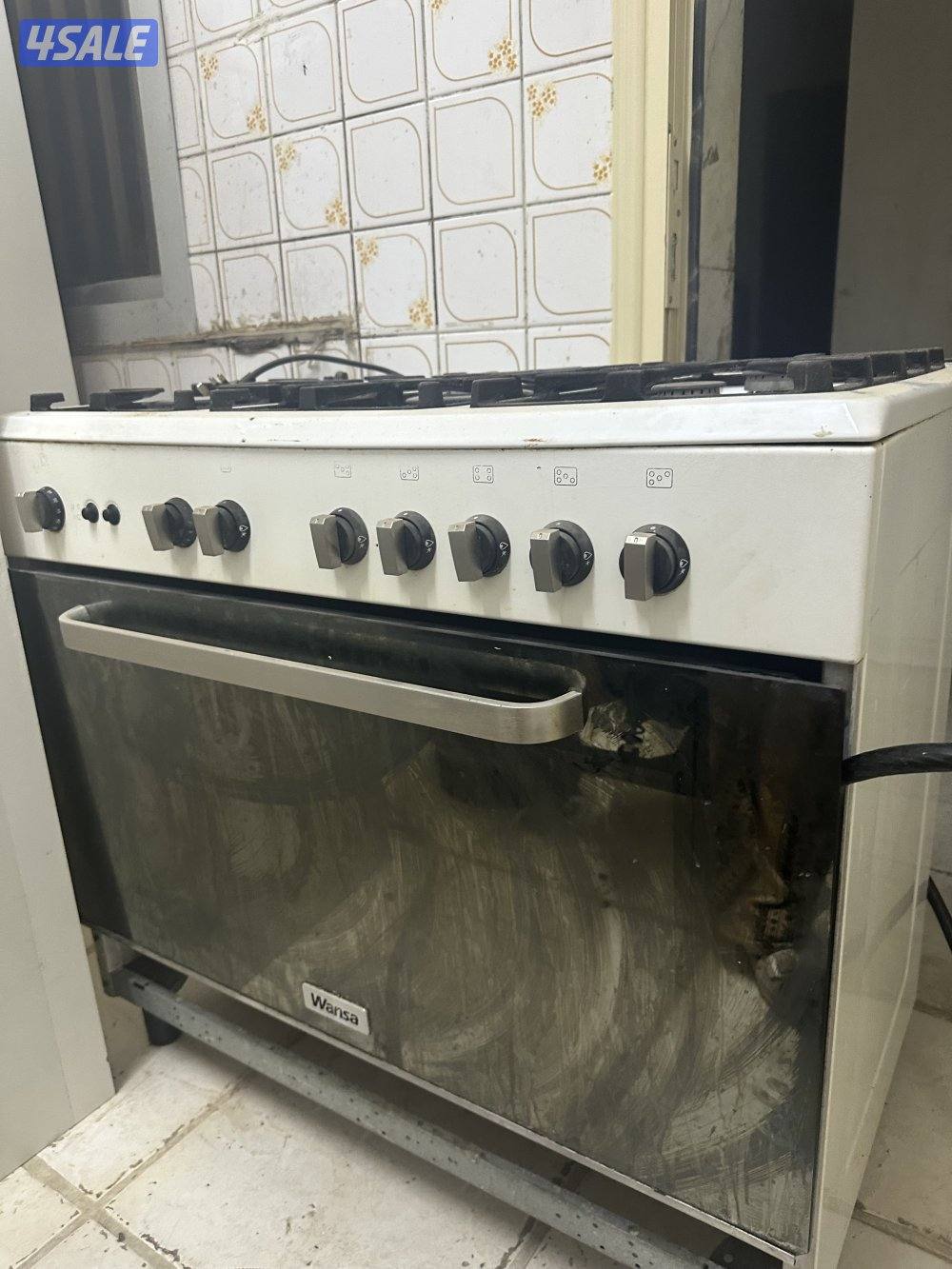 فرن بحاله ممتازه ويوجد اسطوانات غاز الحبه ب15 دك0
