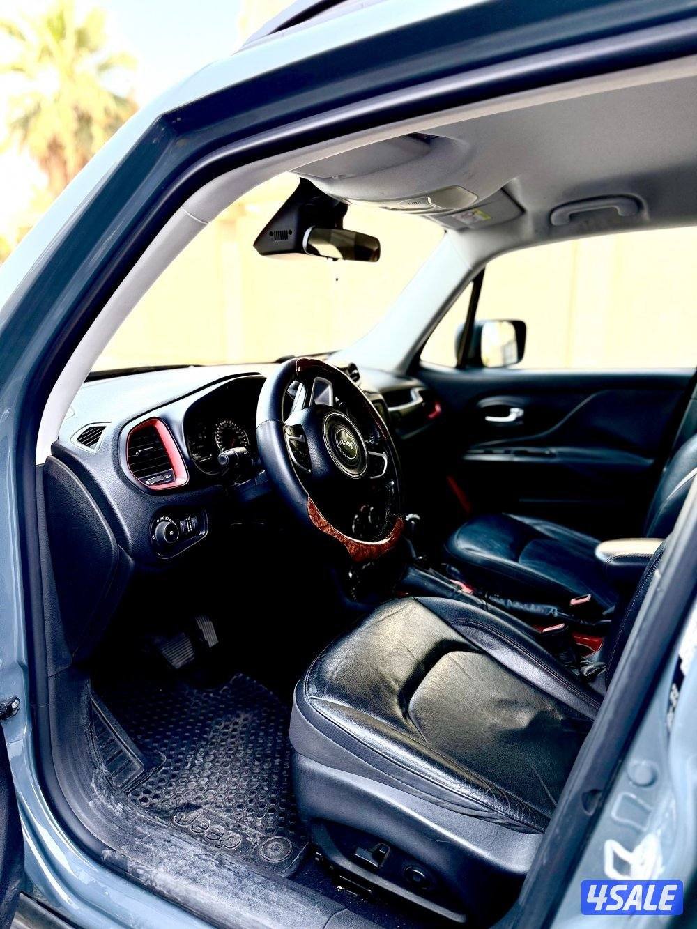 Jeep رنجيدي2016  تريل هووك وكآله الملا شرط  4/4 الفحص 4 سلندر دبل قير4