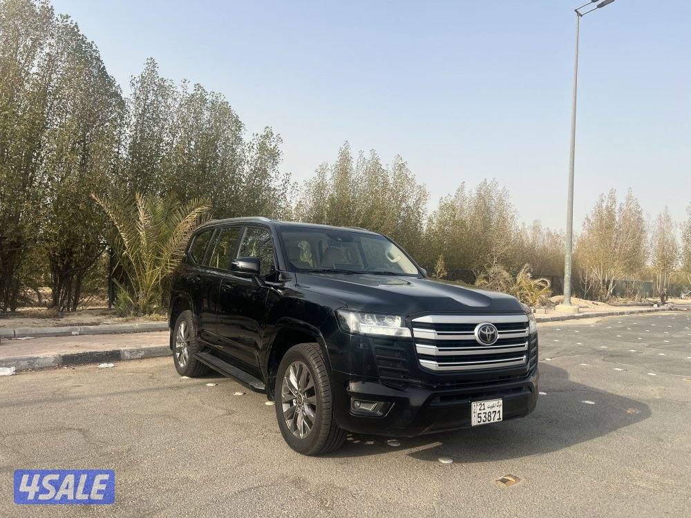 للبيع لاند كروزر اسود موديل 2022 GXR1