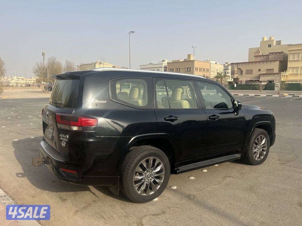 للبيع لاند كروزر اسود موديل 2022 GXR2