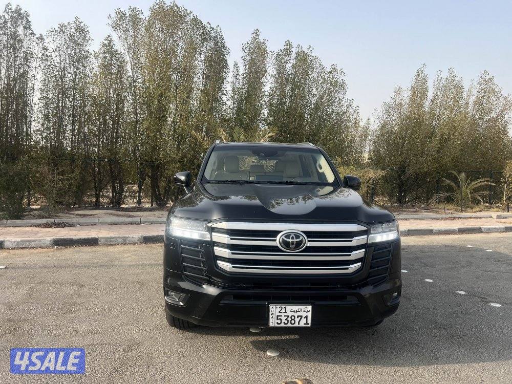 للبيع لاند كروزر اسود موديل 2022 GXR6