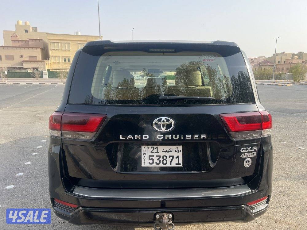 للبيع لاند كروزر اسود موديل 2022 GXR8