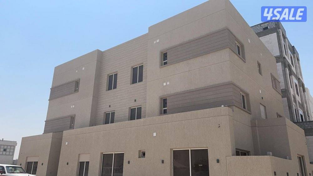 للبيع فيلا بمنطقه غرب عبدالله المبارك 
المساحه 400 م راس على 3 شوارع0