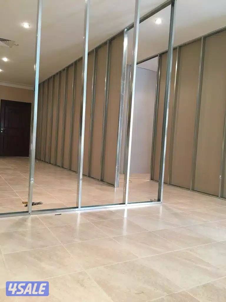 فنى جبسم بورد بارتشن قواطع تقسيم غرفه وصاله حرف ايل باب خشب اكرديون1