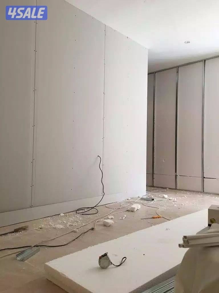 فنى جبسم بورد بارتشن قواطع تقسيم غرفه وصاله حرف ايل باب خشب اكرديون2