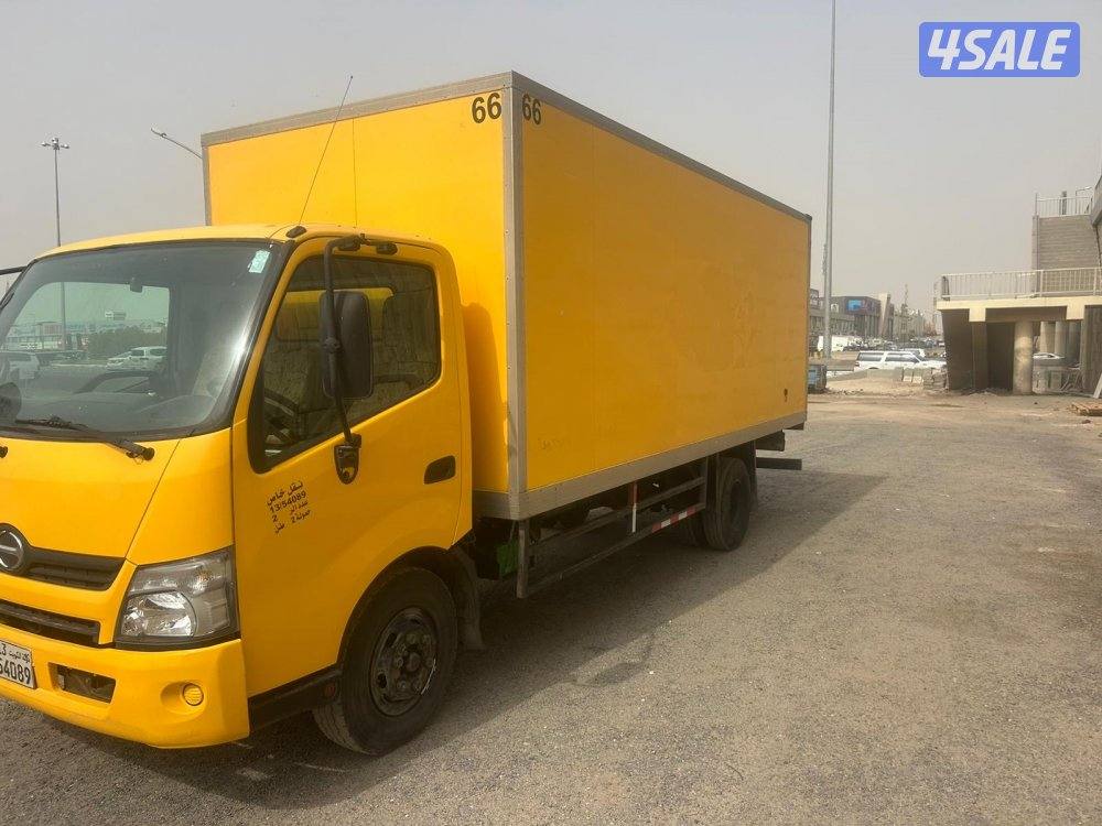 للبيع  هينو مقفل موديل 2016 قير عادي.  ديزل3