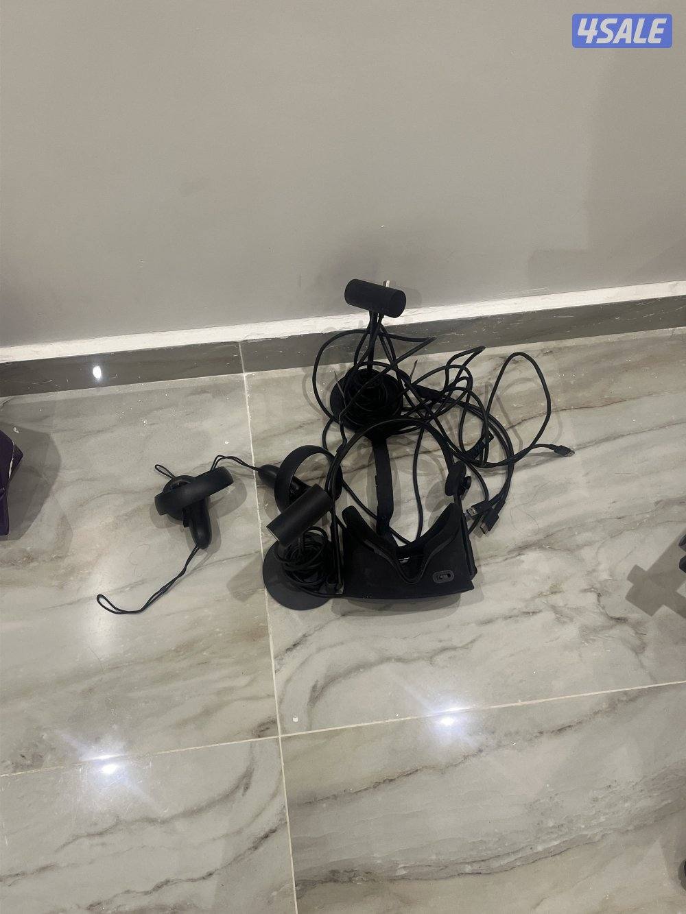 VR oculus ‏بس السماعة علب يمين مكسورة الباقي كله سليم0