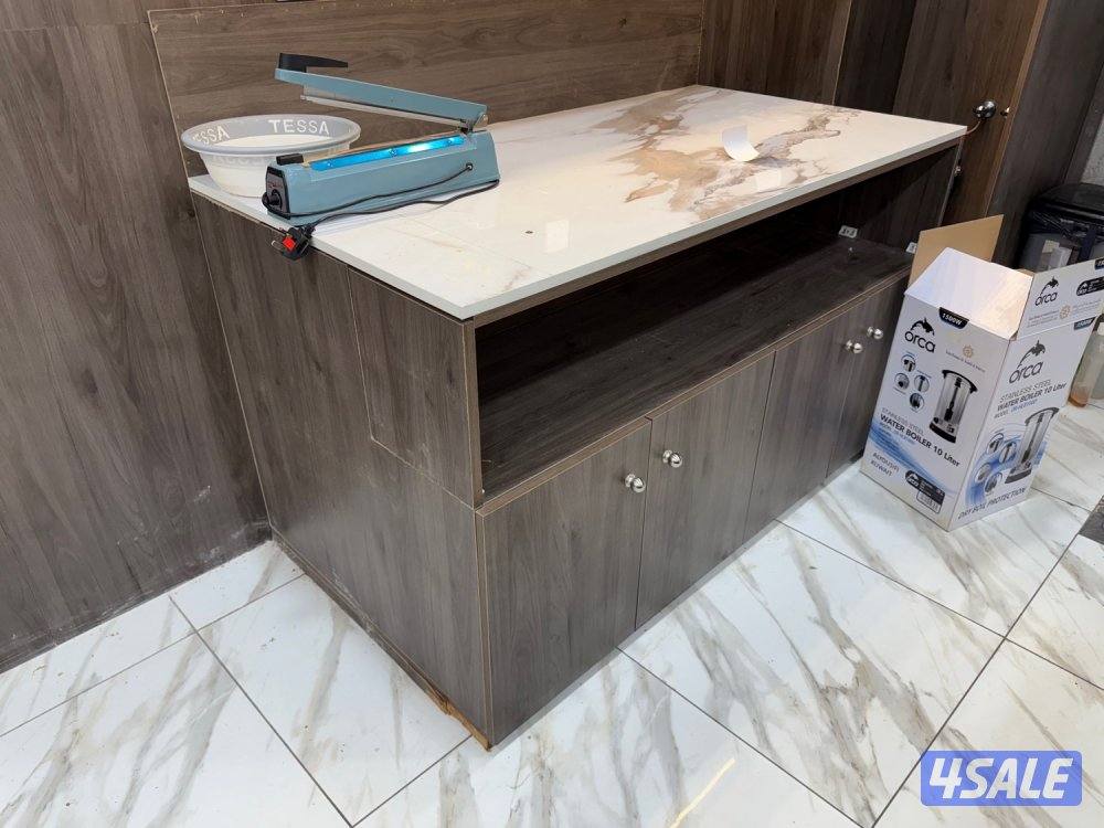 طاولة كبيرة مع خزاين0