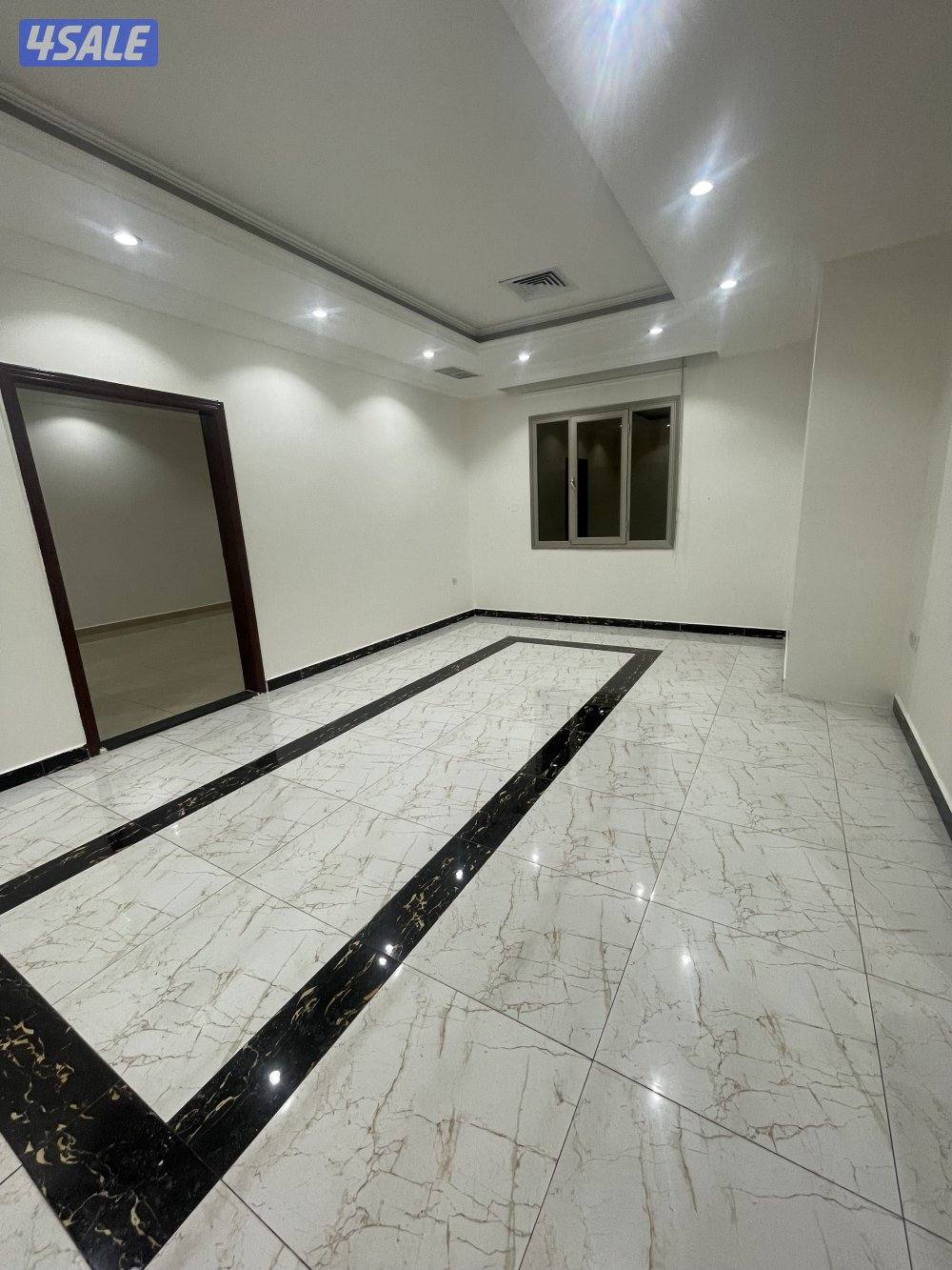 للايجار شقة في سعدالعبدالله ثلاث غرف و ثلاث حمامات و صاله و مطبخ0