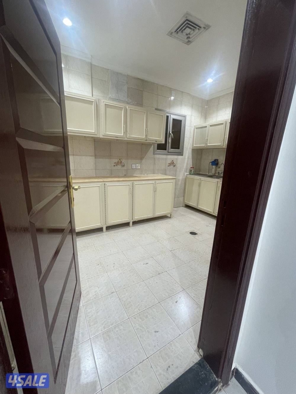 للايجار شقة في سعدالعبدالله ثلاث غرف و ثلاث حمامات و صاله و مطبخ2