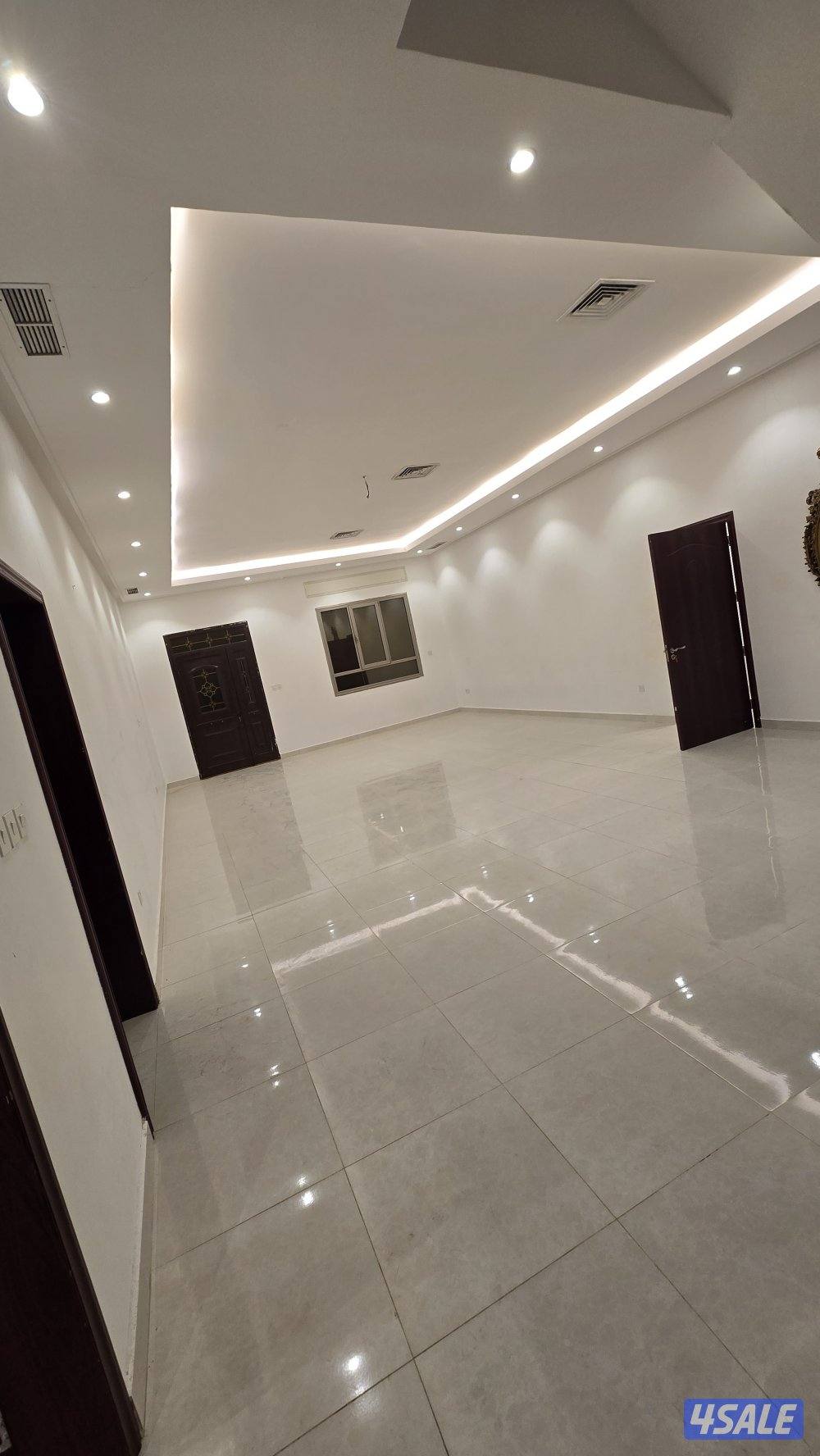 للايجار دور ارضي وشقق ودور اول ٥ غرف بتوسعة الوفرة0