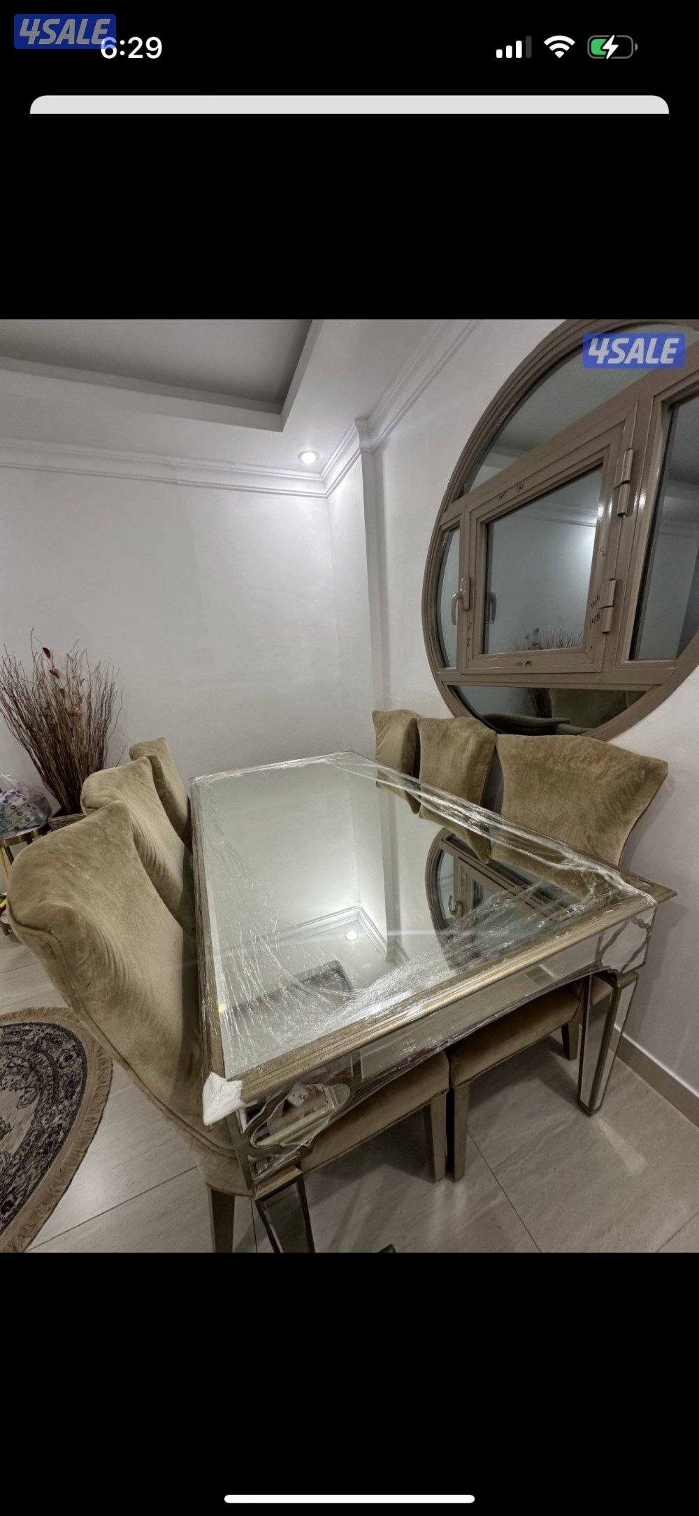 طاولة طعام ٦ كراسي من ميداس و طاولة وسط من هوم سنتر أبي فيهم 130 دينار0