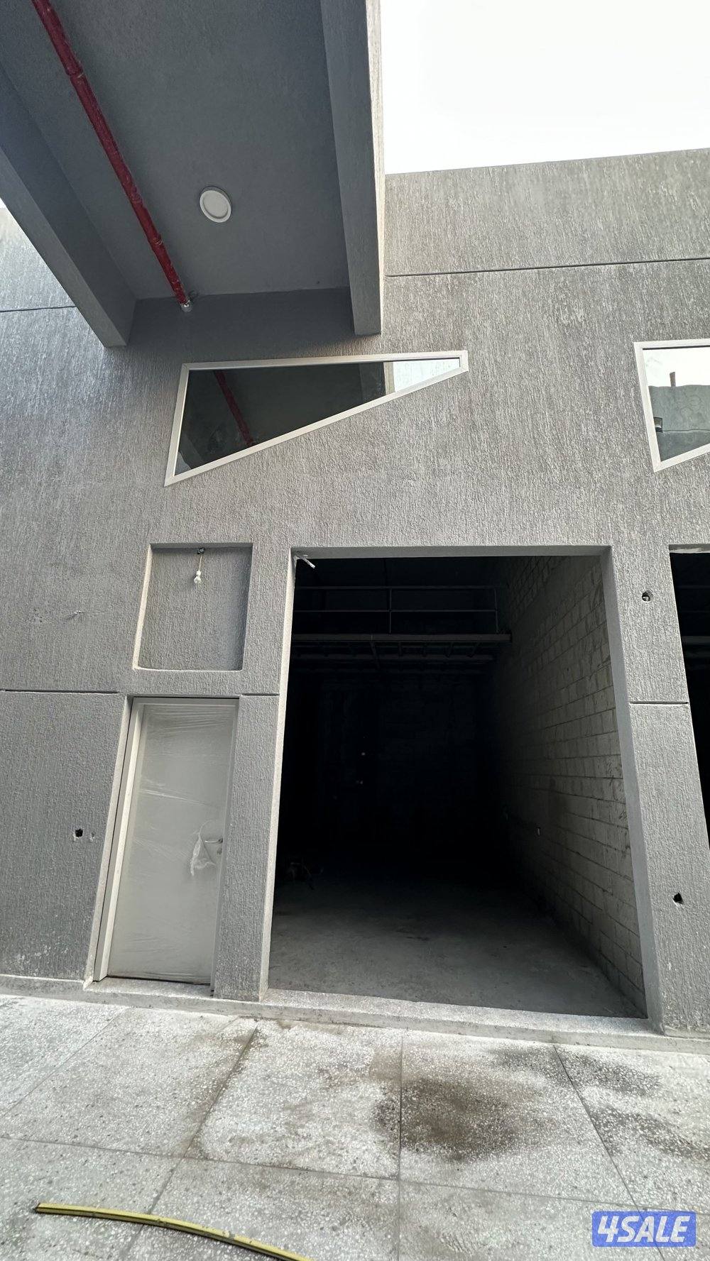 محلات 50 م مع سندرة 25 م مع مكتب منفصل 31 م2