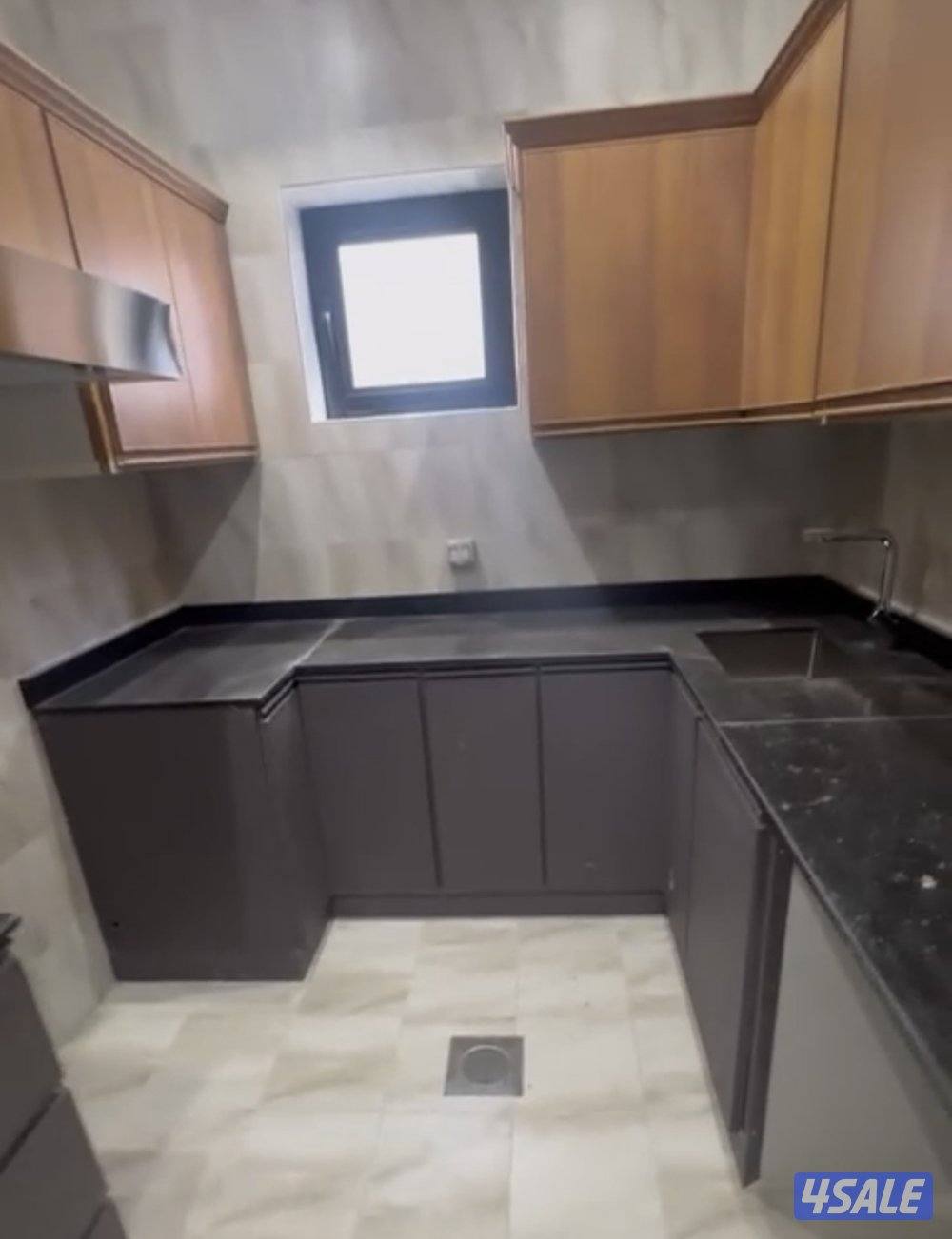 للمعاريس فقط شقه 3 غرف وغرفة للخادمه  و3حمام وصاله2