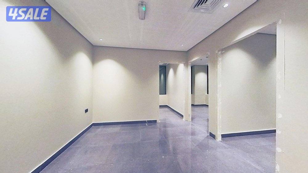 متوفر مكتب تجاري في برج كتير راقي بموقع متميز بشرق المساحة ٩٠ م0