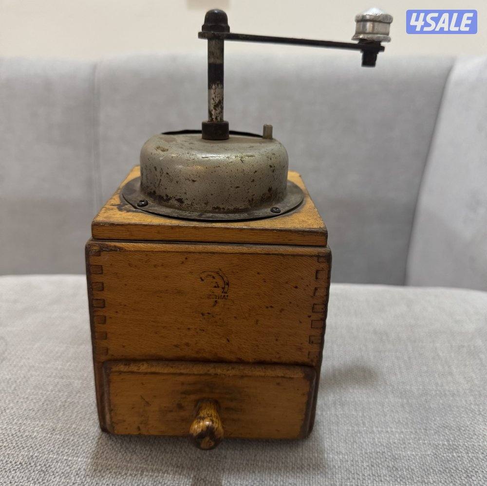 للبيع مسجل وراديو شغال ومطحانة يدوية السعر ٣٠ دينار0