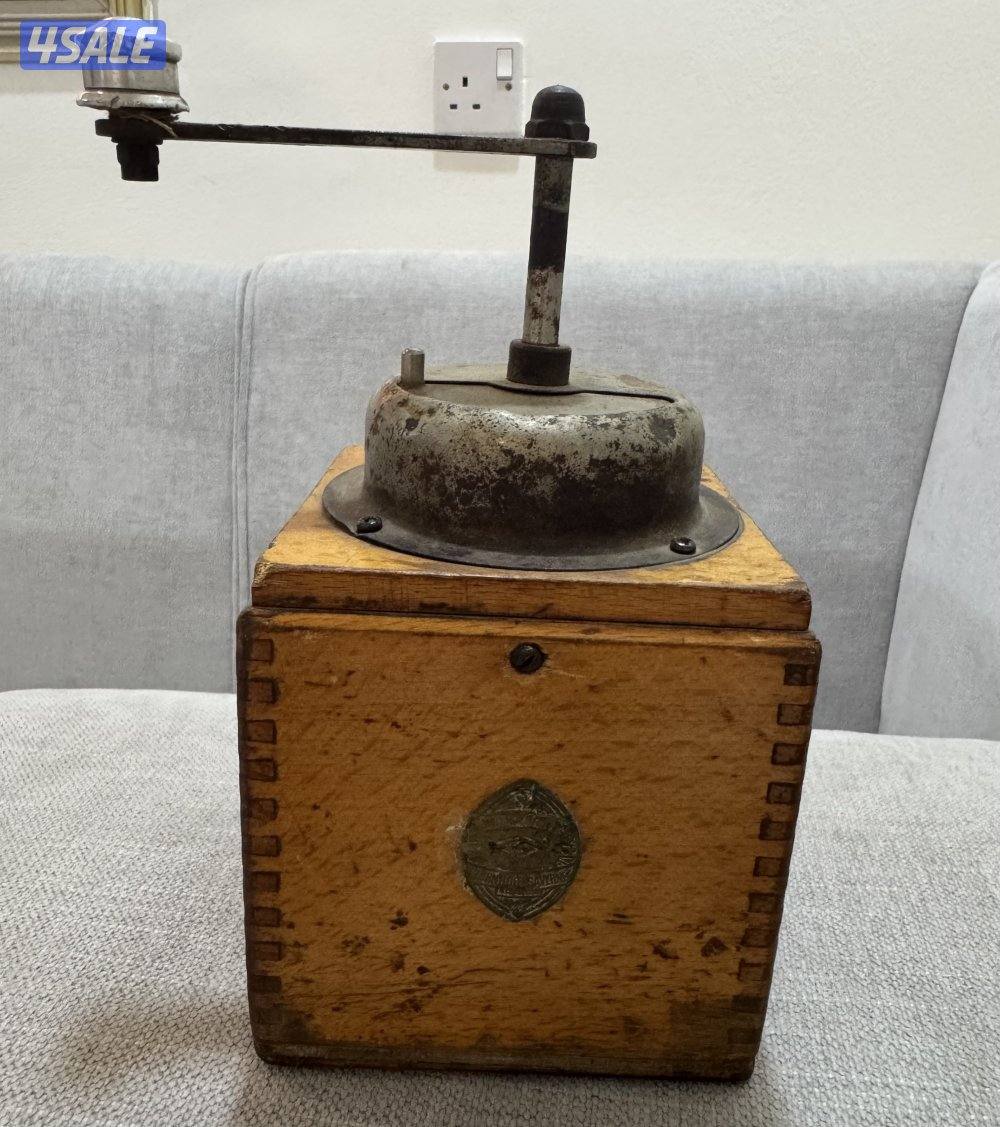 للبيع مسجل وراديو شغال ومطحانة يدوية السعر ٣٠ دينار1