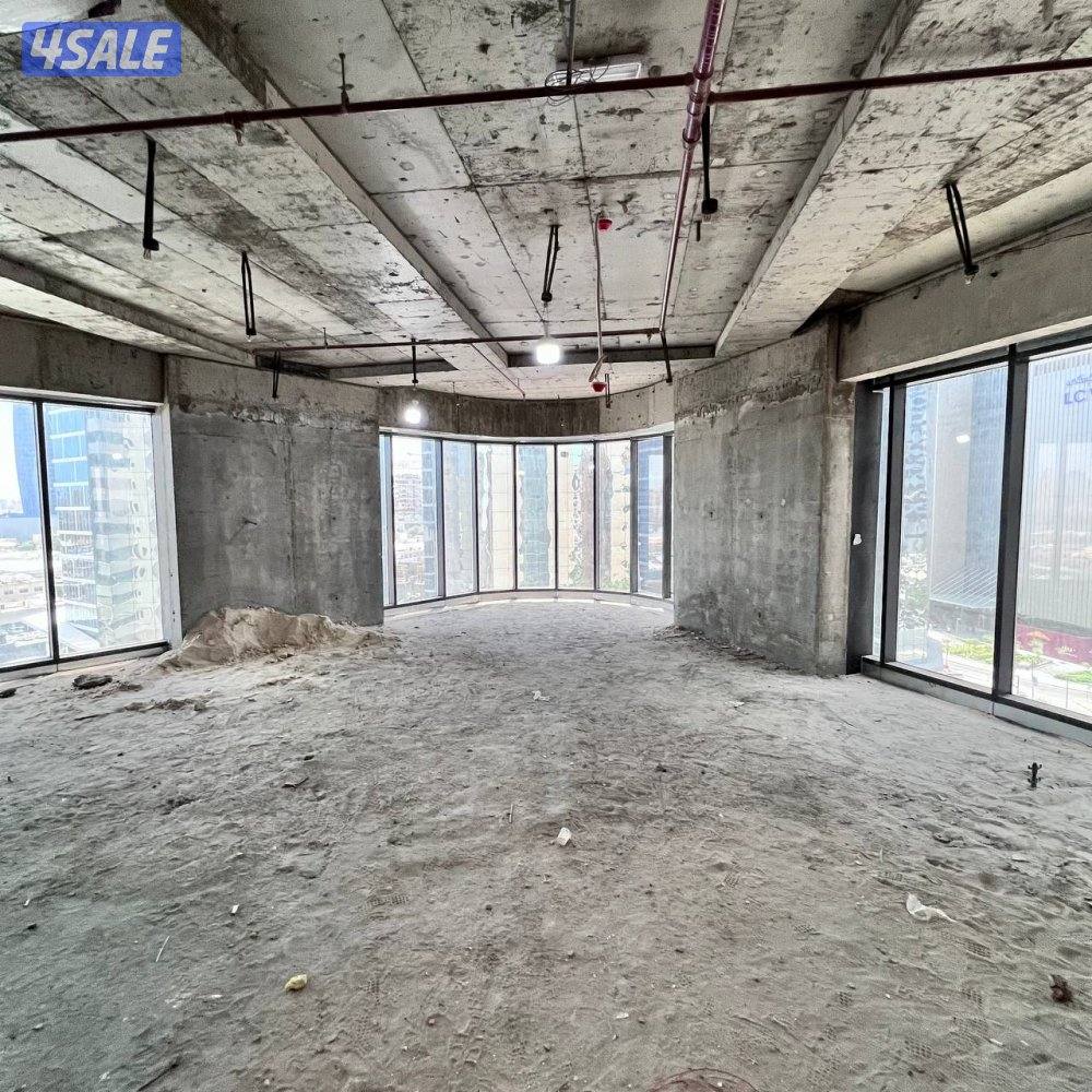 نصف دور تجاري للإيجار في شرق قطعة 73