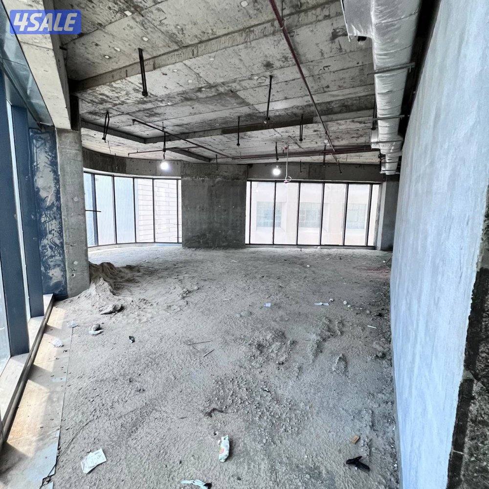 نصف دور تجاري للإيجار في شرق قطعة 72