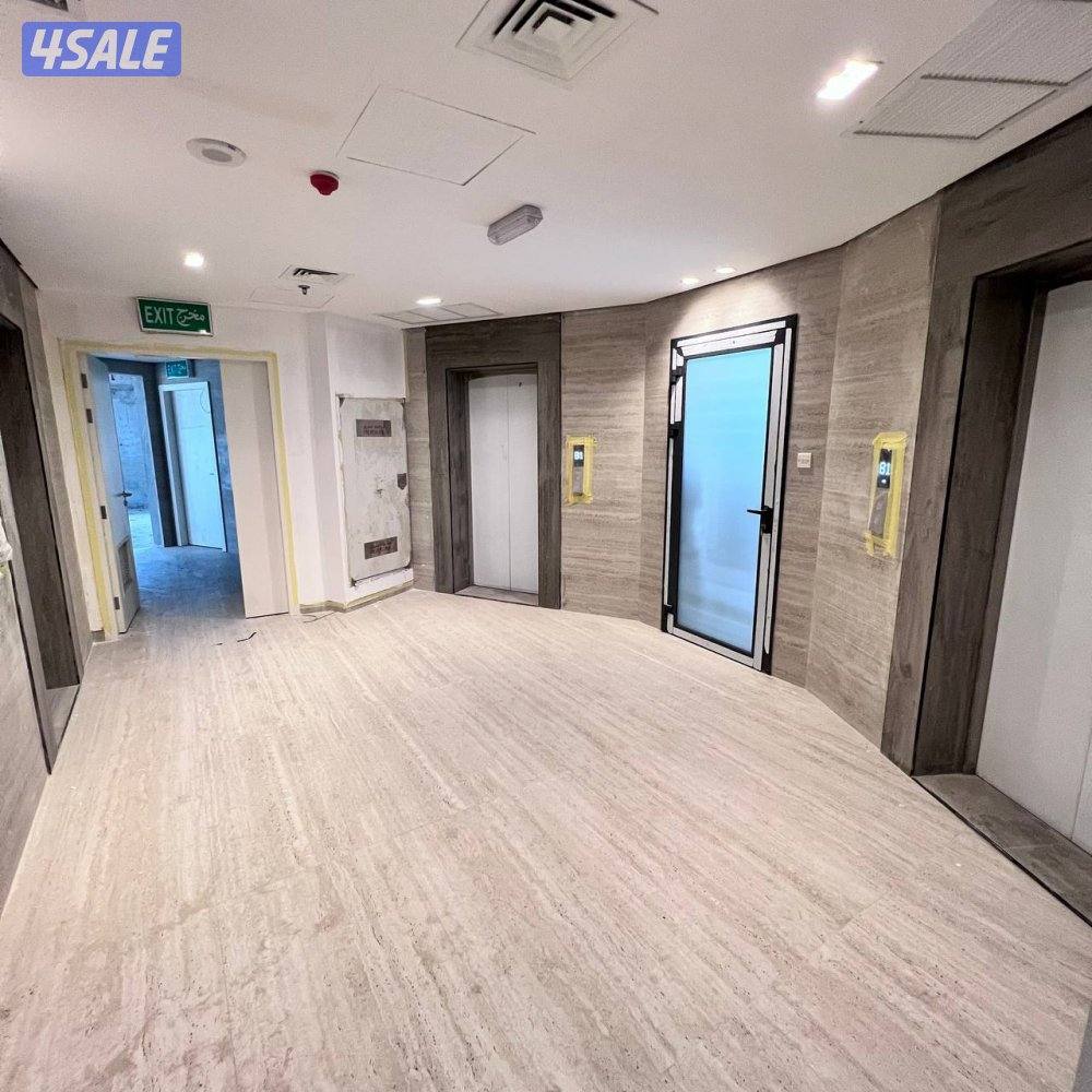 نصف دور تجاري للإيجار في شرق قطعة 74