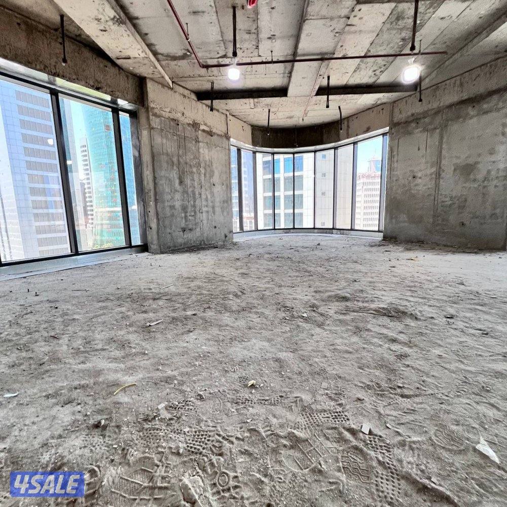 نصف دور تجاري للإيجار في شرق قطعة 75