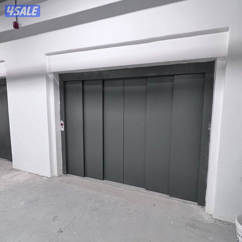 نصف دور تجاري للإيجار في شرق قطعة 77